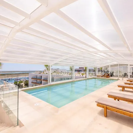 Marina Luxury Retreat - 5 Pools, Gym & Ocean View Daire *