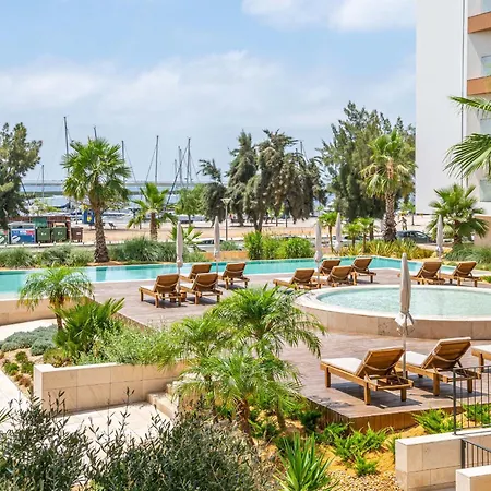 Marina Luxury Retreat - 5 Pools, Gym & Ocean View Daire