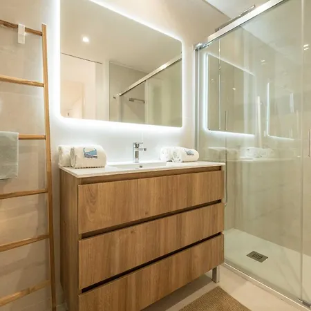 Daire Marina Luxury Retreat - 5 Pools, Gym & Ocean View *