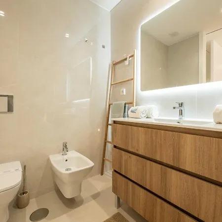 Marina Luxury Retreat - 5 Pools, Gym & Ocean View Daire *