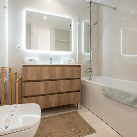 Marina Luxury Retreat - 5 Pools, Gym & Ocean View Daire *